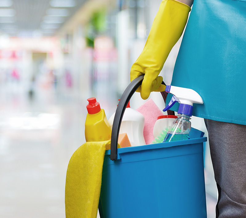 Equipo profesional de limpieza Perez Sierra realizando servicios en Madrid